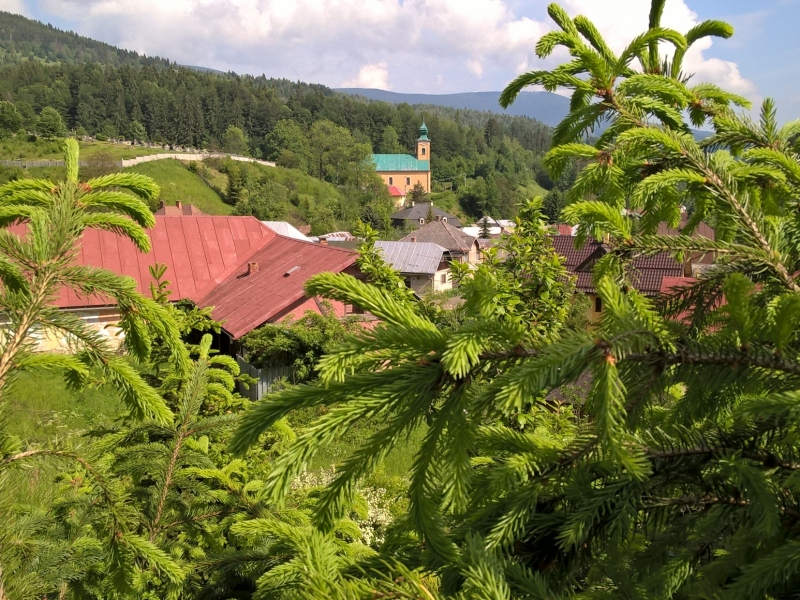 Obec Muránska Huta jedna z mnohých malebných dediniek na Muráni