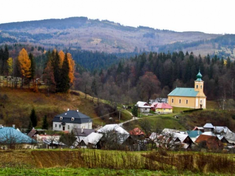 Obec Muránska Huta jedna z mnohých malebných dediniek na Muráni